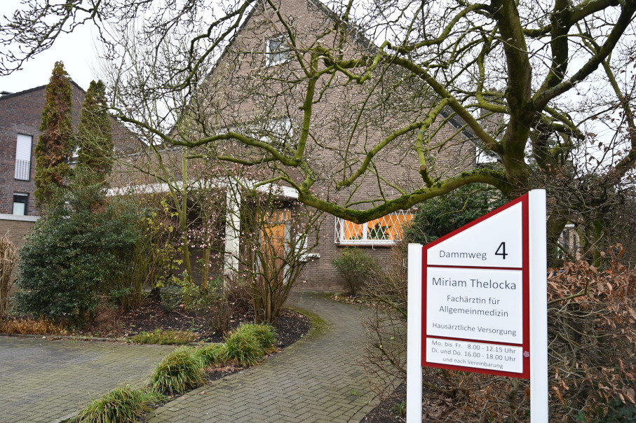 Außenansicht der Praxis Thelocka am Dammweg 4 in Wesel